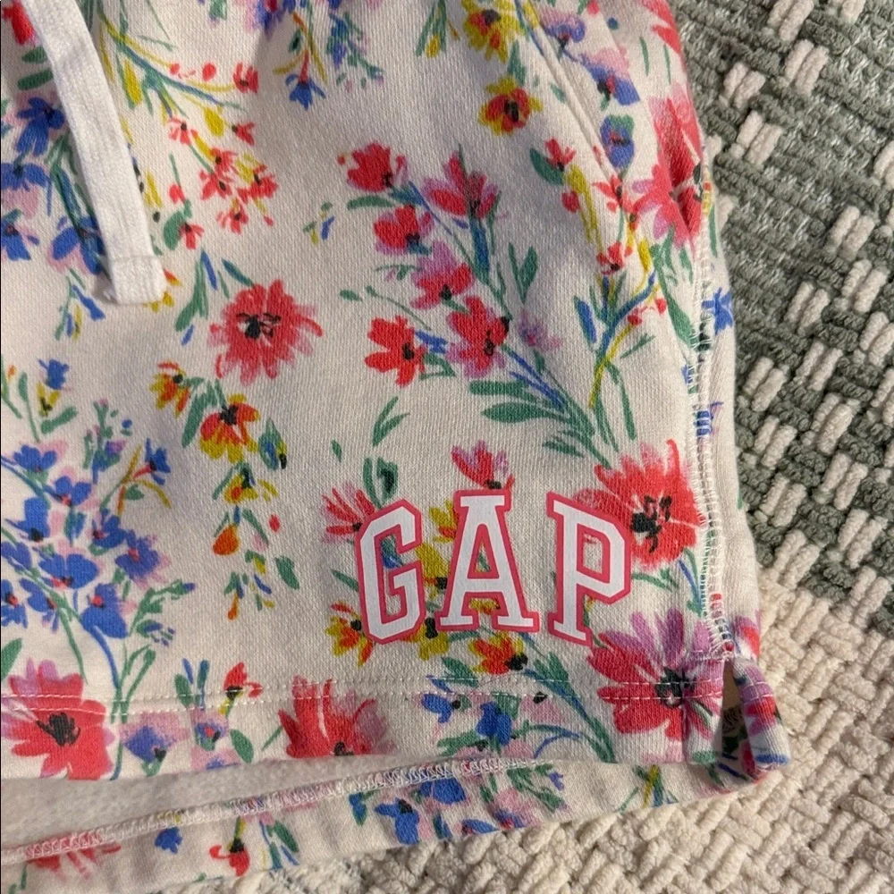Girls GAP floral sweat shorts 🌸
